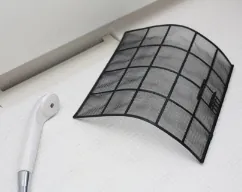 洗い終えたエアコンのフィルターを乾かしている実際の作業写真